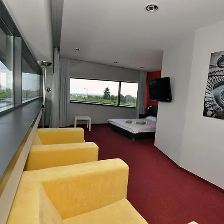 Hotel Sobotel & 3*